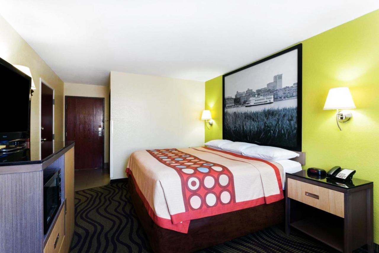 Super 8 By Wyndham Brunswick/St Simons Island Area Hotel Buitenkant foto